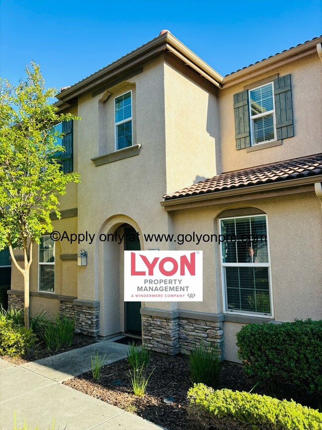 Building Photo - Gorgeous 4 bedroom/3 bat in Desirable Fols...