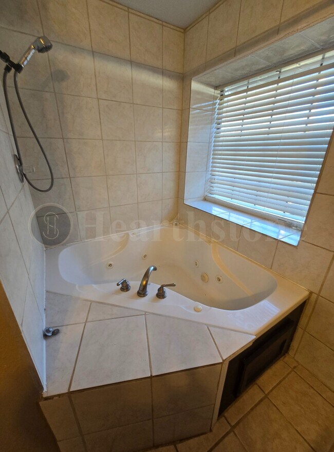 Building Photo - 1307 Gidding St