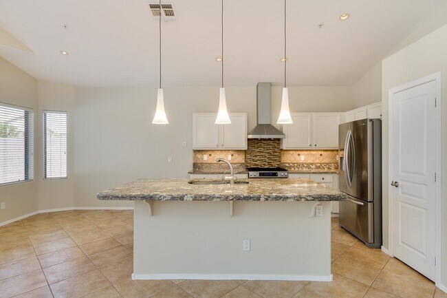 Building Photo - 9648 E Sheena Dr