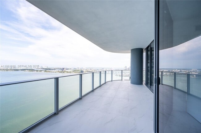 Building Photo - 700 NE 24th St