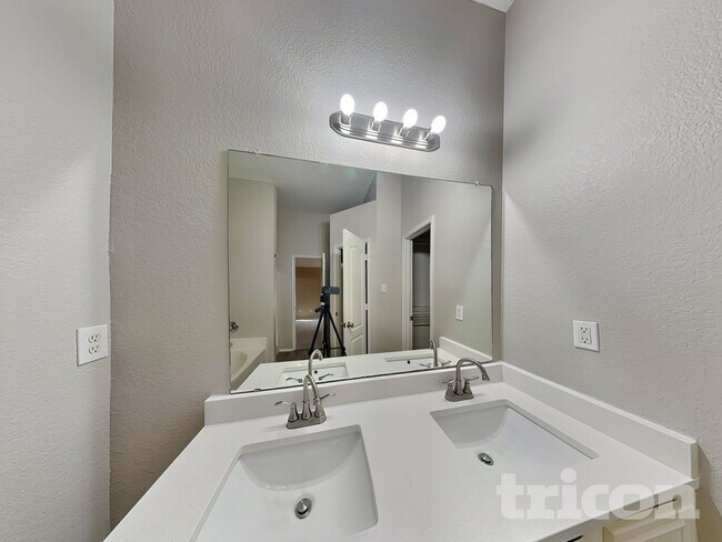 Building Photo - 304 Dakota Dr