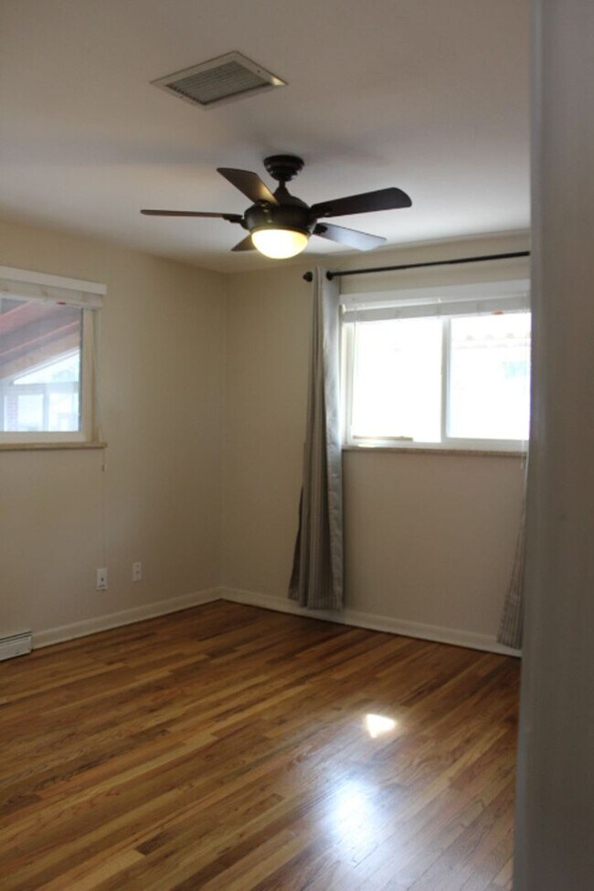 Building Photo - Stunning 3 bedroom/ 1 3/4 bath Ranch in Ha...