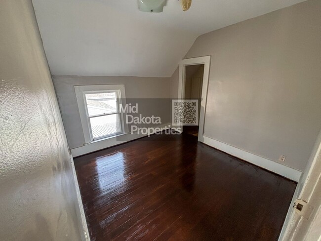 Building Photo - 502 E 3rd-6 bedroom, 2 bathroom house