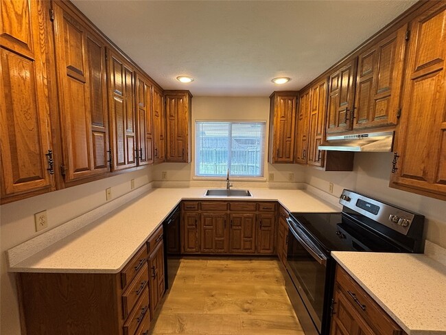 Building Photo - 3302 Wells Dr