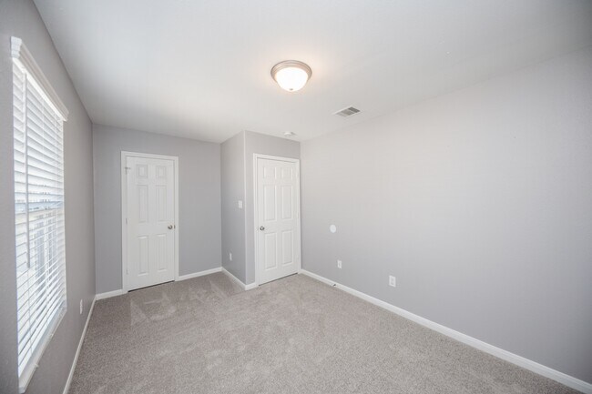 Building Photo - 1631 Dove Run