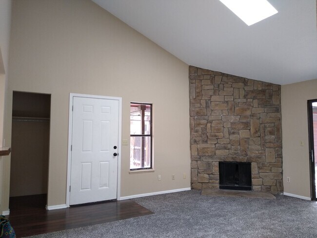 Building Photo - Charming 2 Bedroom 2 Bath w/ Large Yard, 1 Car Garage and Central Air/Heat