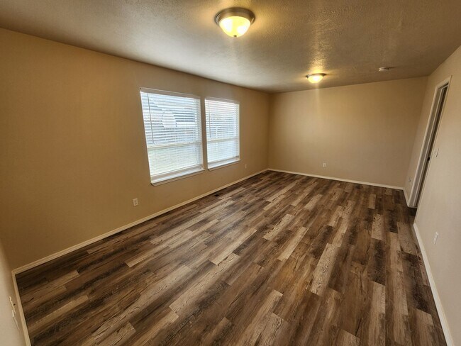 Building Photo - Remodeled 3 bedroom