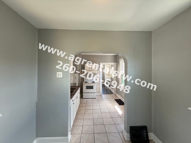 Building Photo - 3 Bedroom House