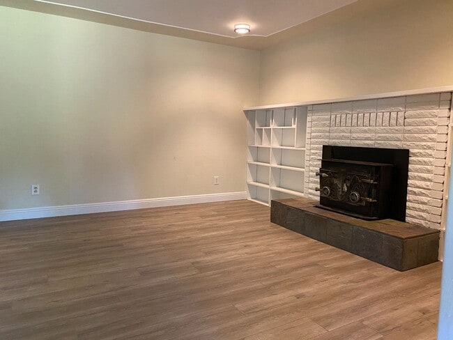 Building Photo - Your Next Chapter Starts Here - Convenient Redding Location!