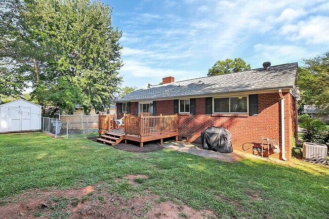 Building Photo - Charming 3BD/2BA Ranch in Selwyn Park!