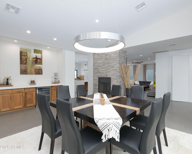 Building Photo - 2423 E Lincoln Cir