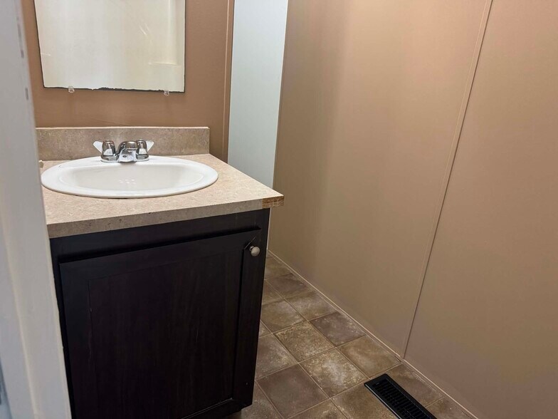 Building Photo - 48581 Pineview Dr