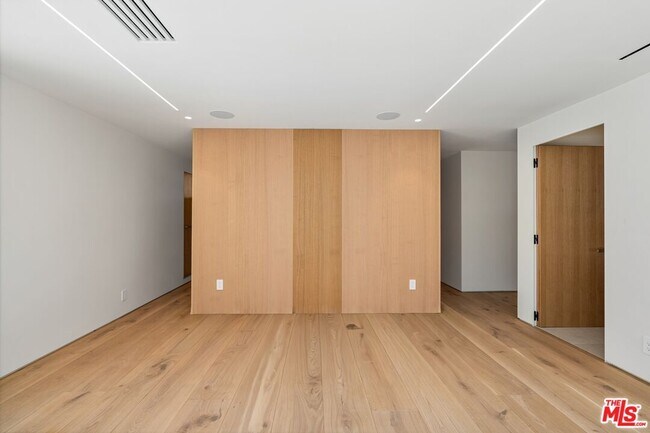 Building Photo - 2501 Banyan Dr