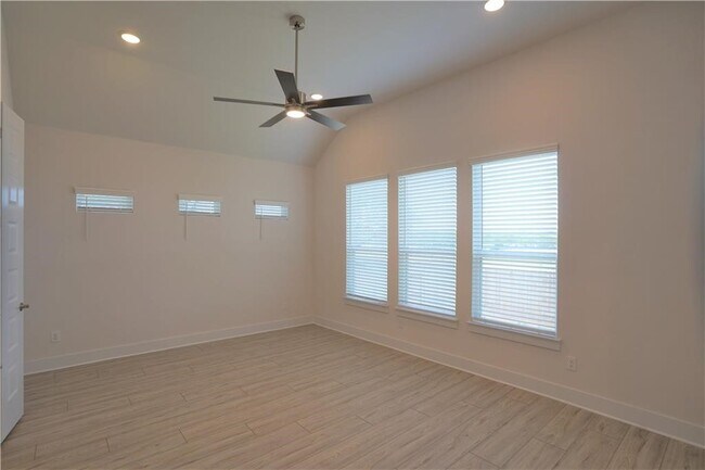 Building Photo - 621 Pinnacle View Dr