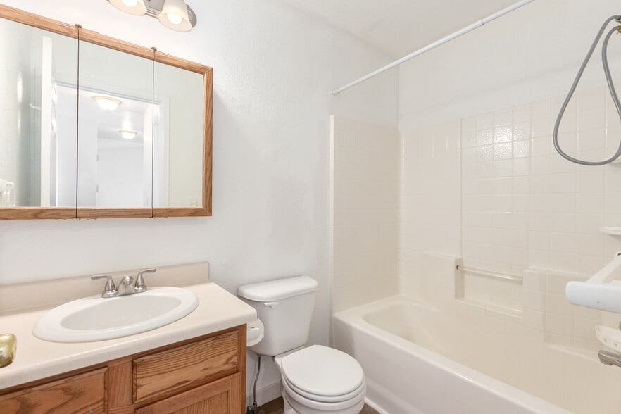 Guest Bath - 3249 N Madison St