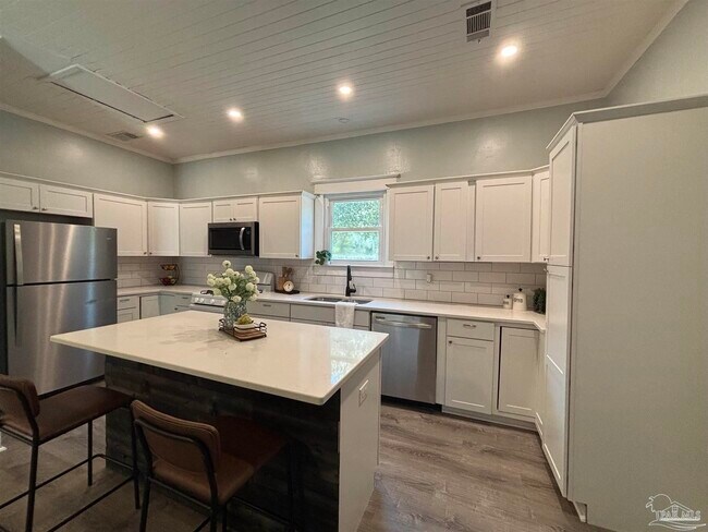 Building Photo - 1118 W Belmont St