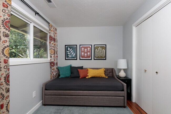 Building Photo - 4264 Belmont Dr
