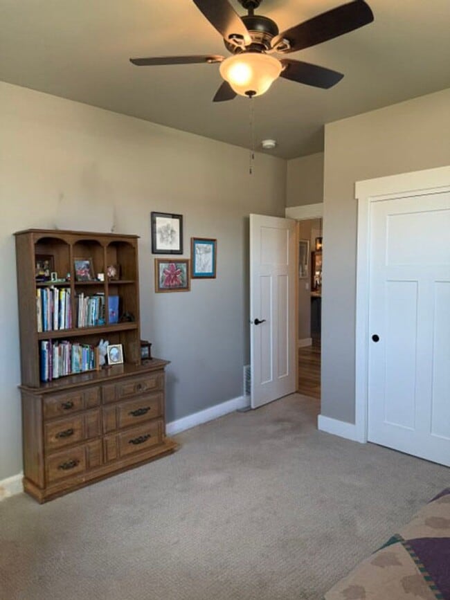 Building Photo - Gorgeous Silverbrook Home