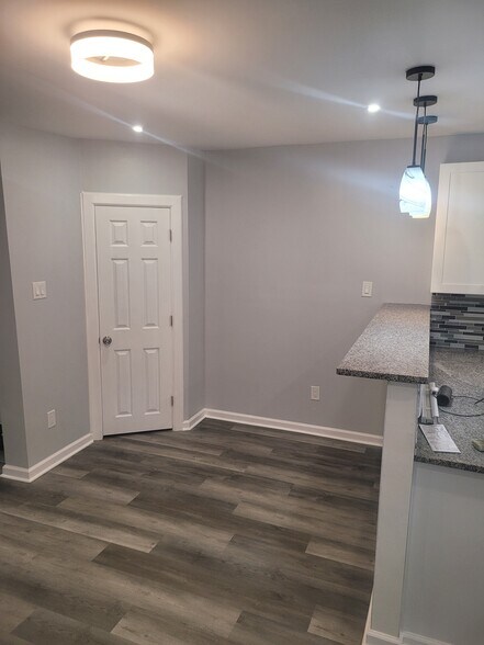 Building Photo - 305 Greenway Ave