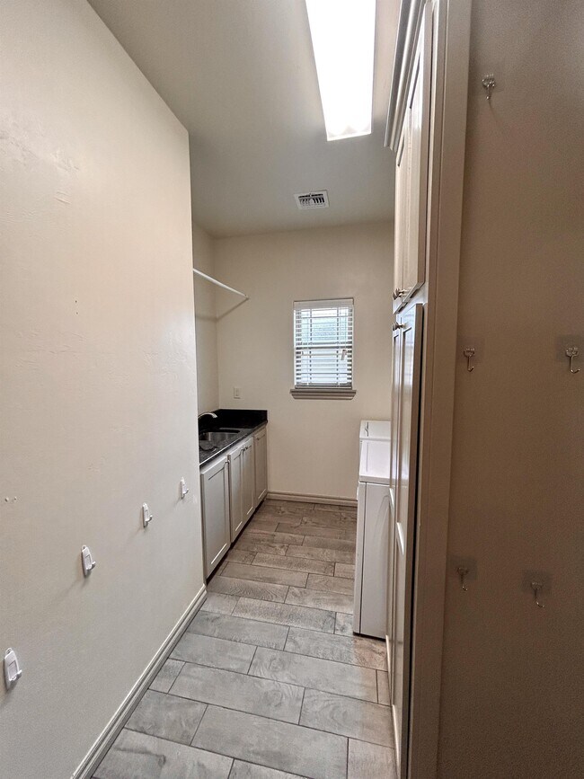 Building Photo - 13132 NE Jaguar Ln