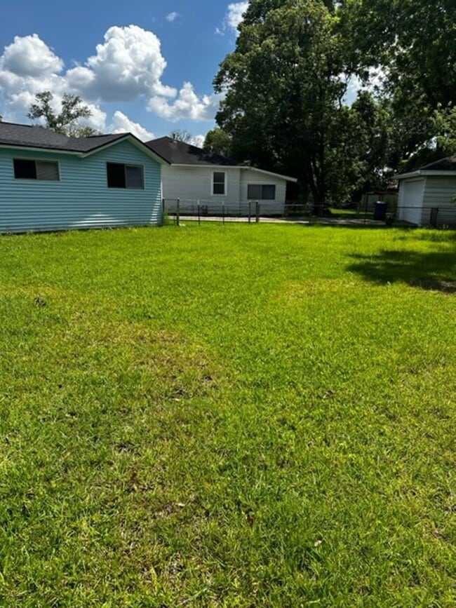 Building Photo - 402 Newton St