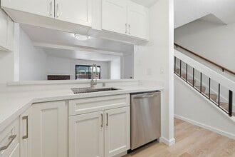 Building Photo - Beautiful Spacious 2-bedroom 1.5-Bath Townhome in Martinez!