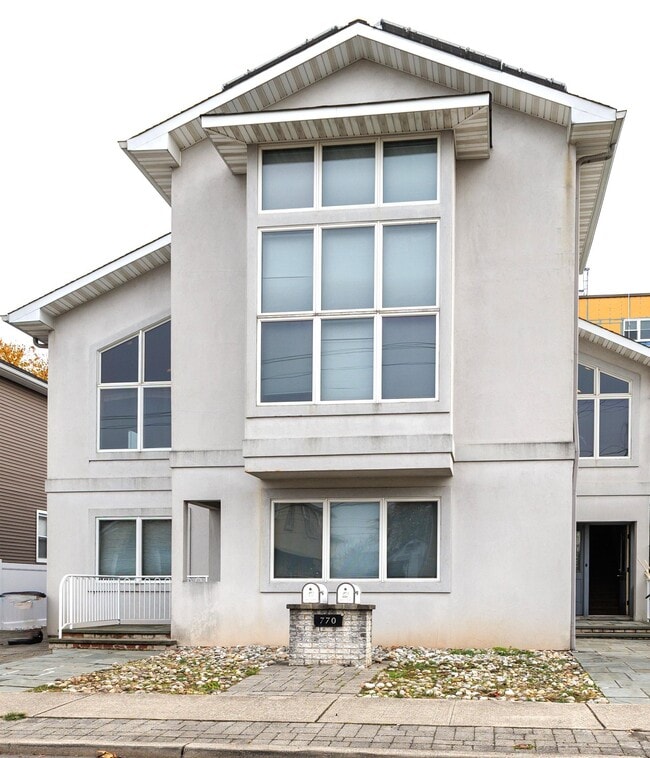 Building Photo - 770 6th St