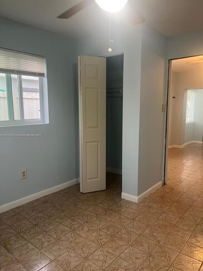 Building Photo - 671 E 12th Pl