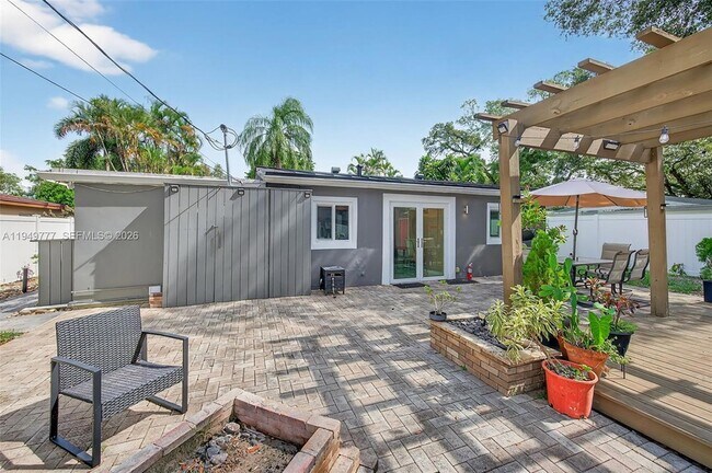 Building Photo - 6640 Douglas St