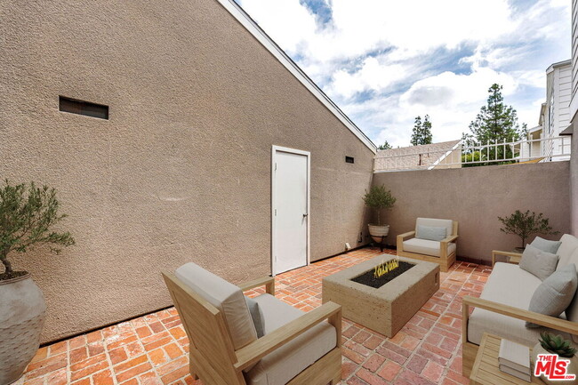 Building Photo - 10239 White Oak Ave