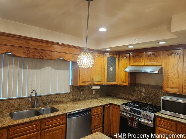 Building Photo - MOVE IN SPECIAL - Charming Single-Story Home