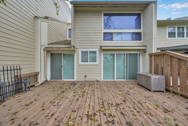 Building Photo - Inviting Townhouse in Walden