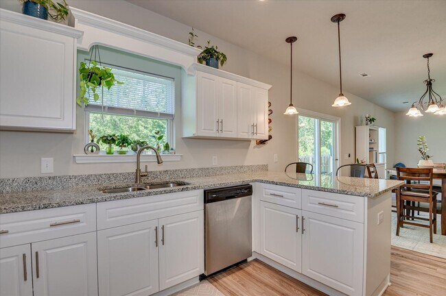 Building Photo - 210 Pebble Ln