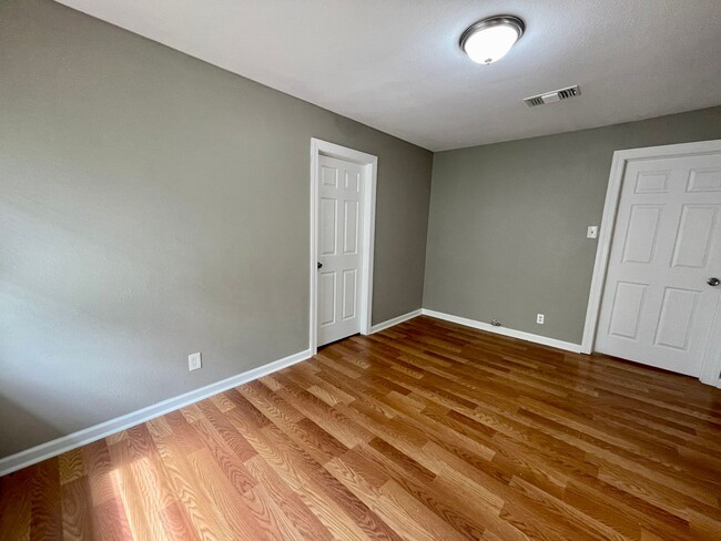 Building Photo - ** Move-In special: $200 off 1st Mo.**LCM ...