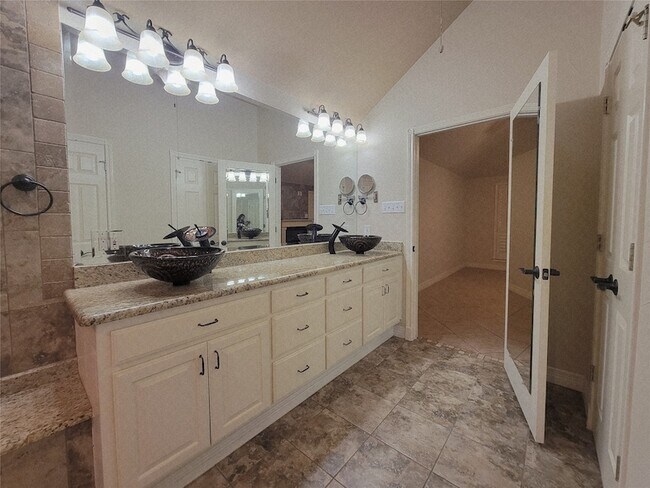 Building Photo - 9621 Monticello Dr