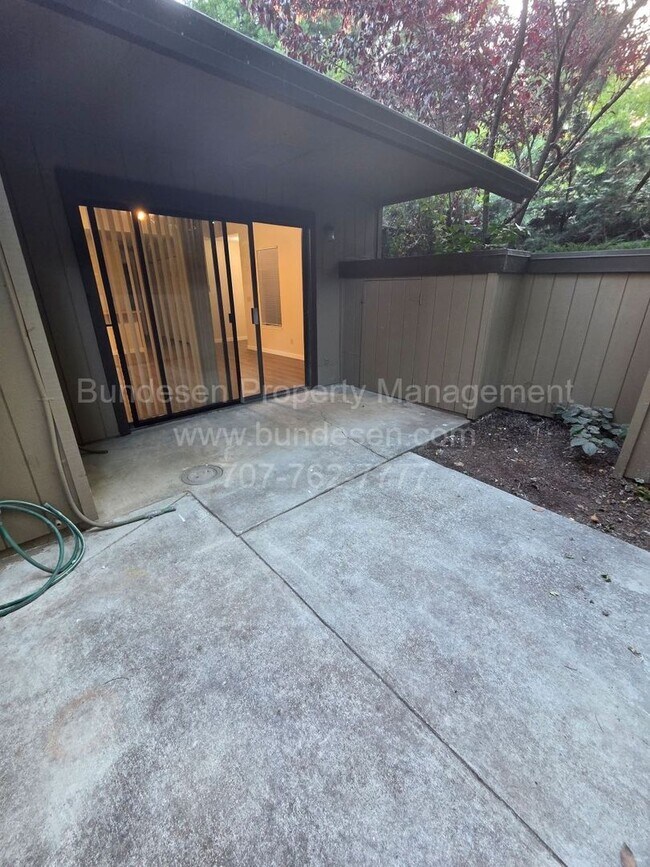 Building Photo - 27 Arbor Ct