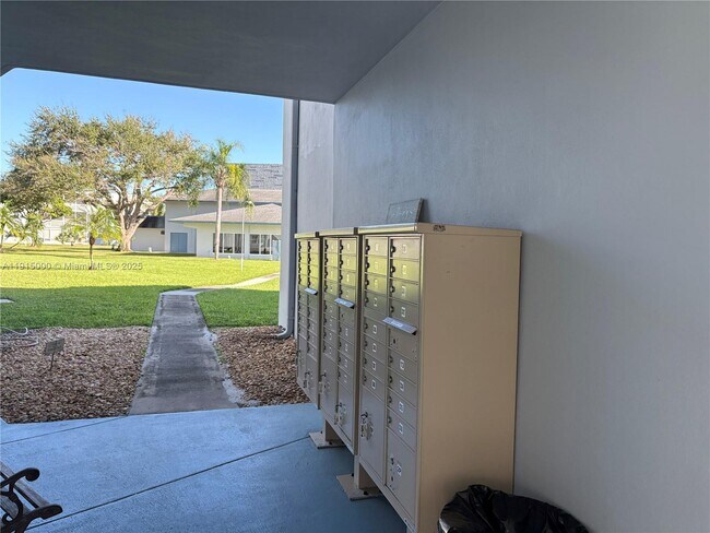 Building Photo - 2223 Park Ln