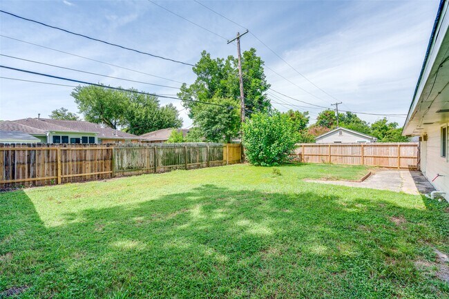 Building Photo - 4025 Silverwood Dr