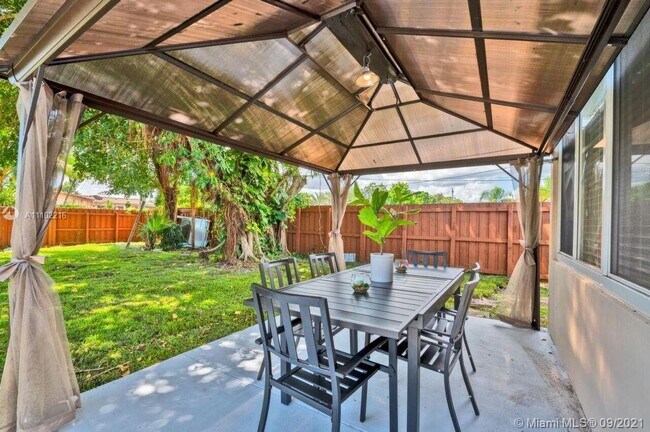 Building Photo - 5510 Pierce St