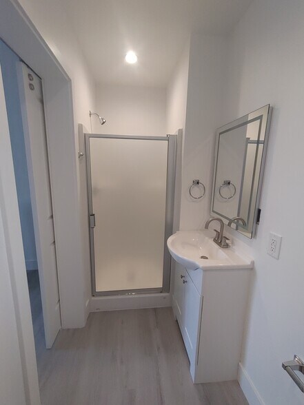 Building Photo - 1575 W 37th Plz