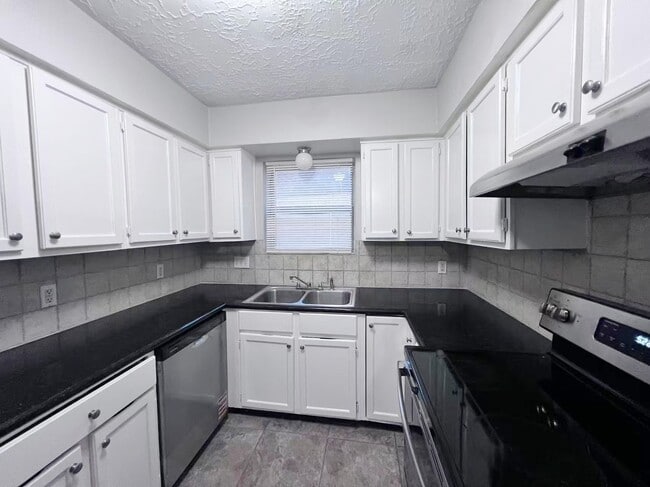 Building Photo - 2046 Lexington Woods Dr