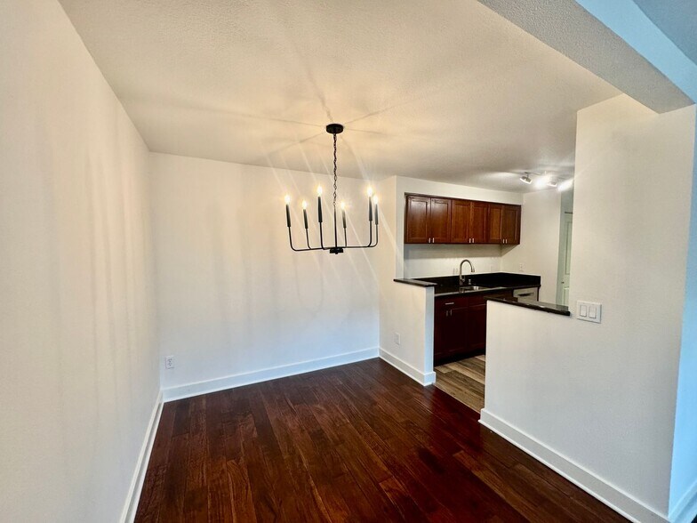 Building Photo - Redmond Townhouse