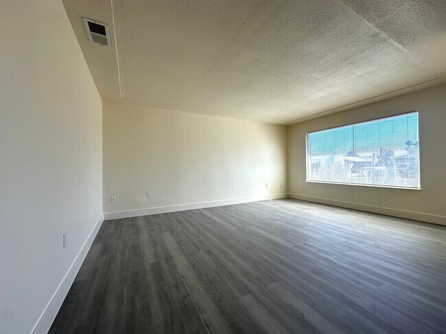 Building Photo - Beautifully Remodeled Home in the Heart of Manteca!