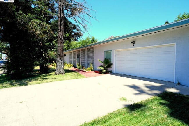 Building Photo - 3180 Watt Ave
