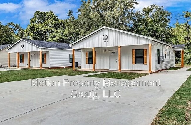 Primary Photo - 700 Carmen Ave