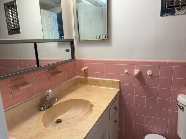 Building Photo - 1110 N Riverside Dr