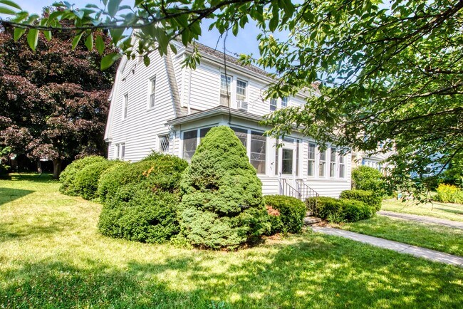 Building Photo - Lovely 3 bedroom single family home in Hamden!  Lease available for September 1st