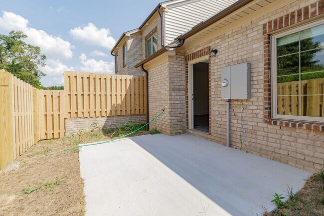 Building Photo - Brand new Luxurious 3 bedroom 3 bath + LOFT townhouse in Stone Gate community High Point. Master ...