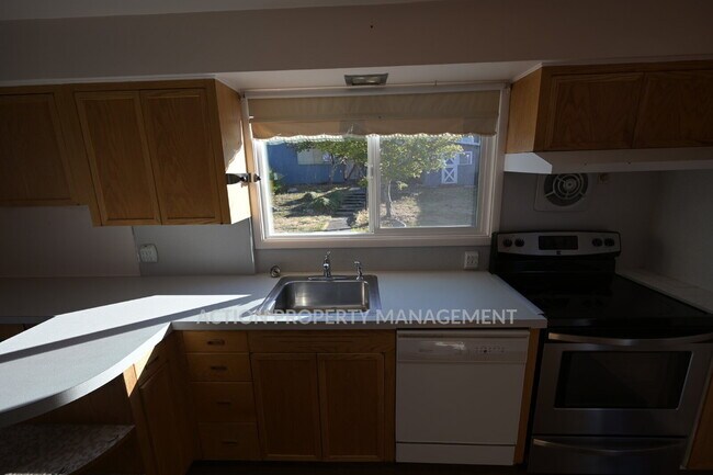 Building Photo - 4 bed 2 bath home in Port Angeles