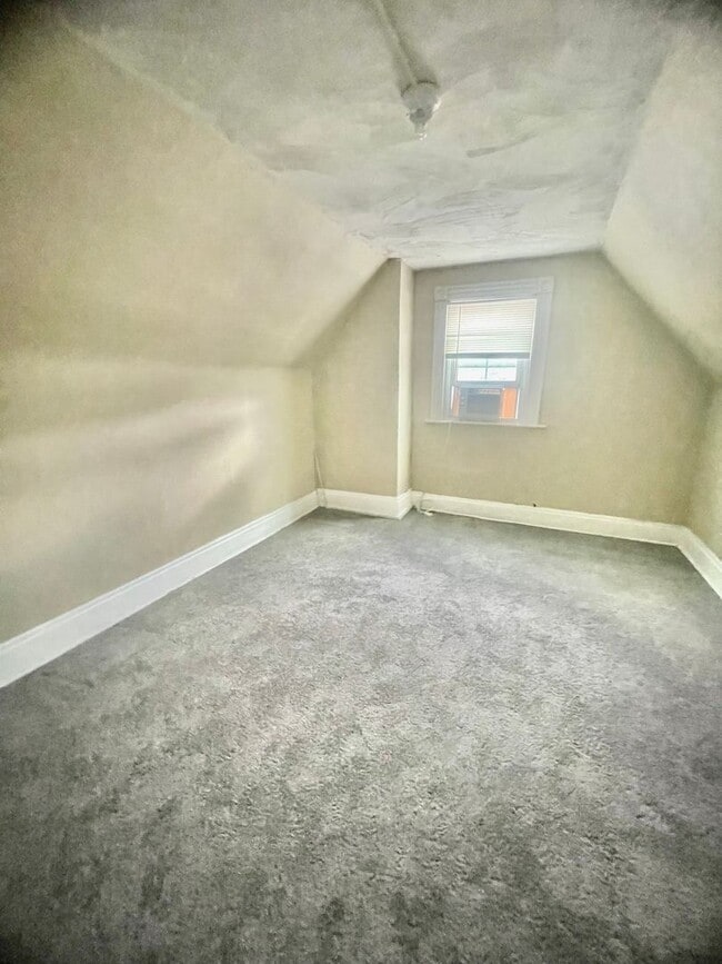 Building Photo - 4 bedroom. 1.5 Bath- Turtle Creek Pa